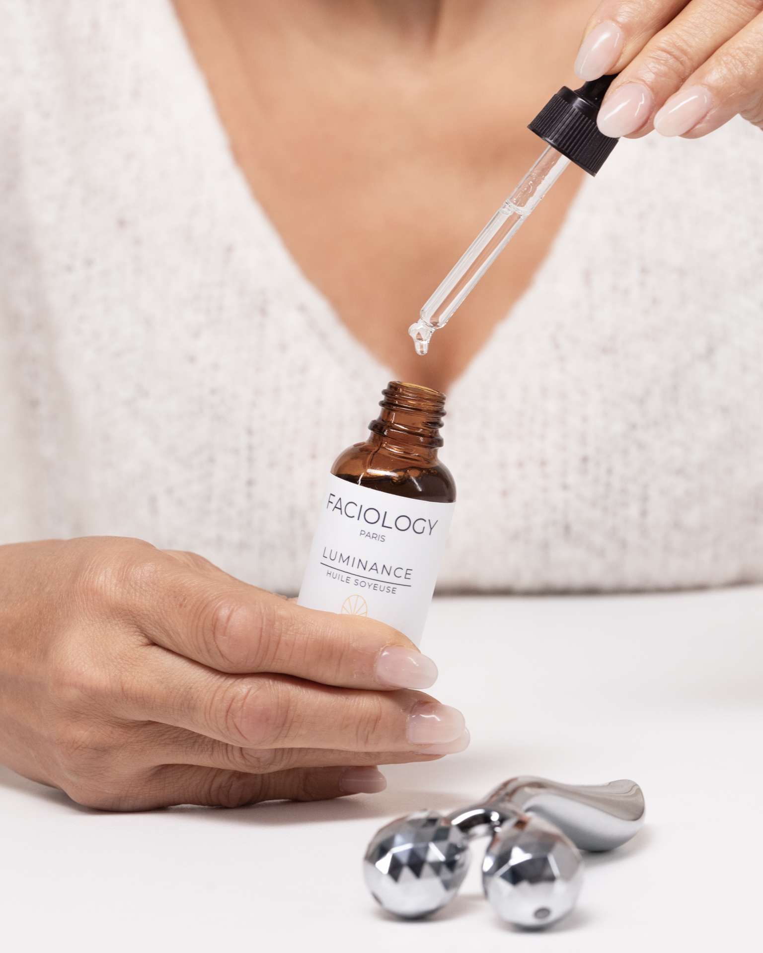 Photo de détail d'un flacon de cosmétique par Antoine Ravet pour la marque Faciology 