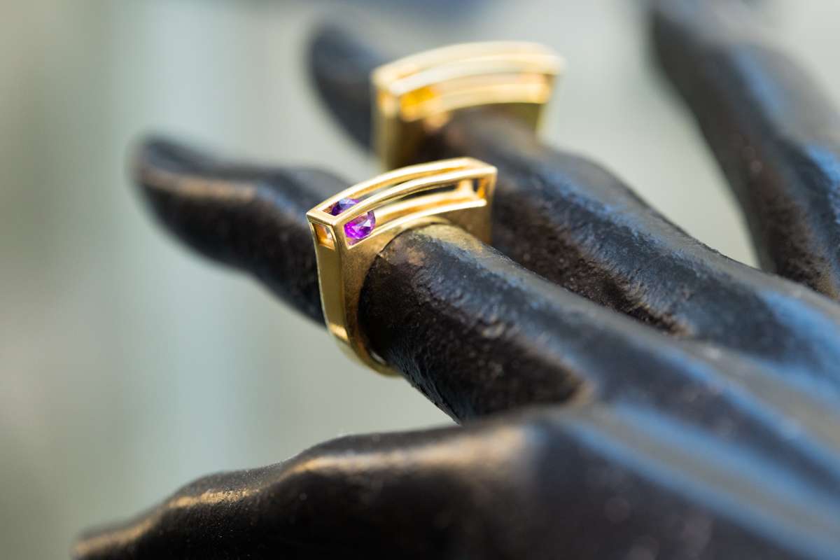 Gros plan d'un bijou dans une vitrine d'une créatrice de bijoux à Paris.