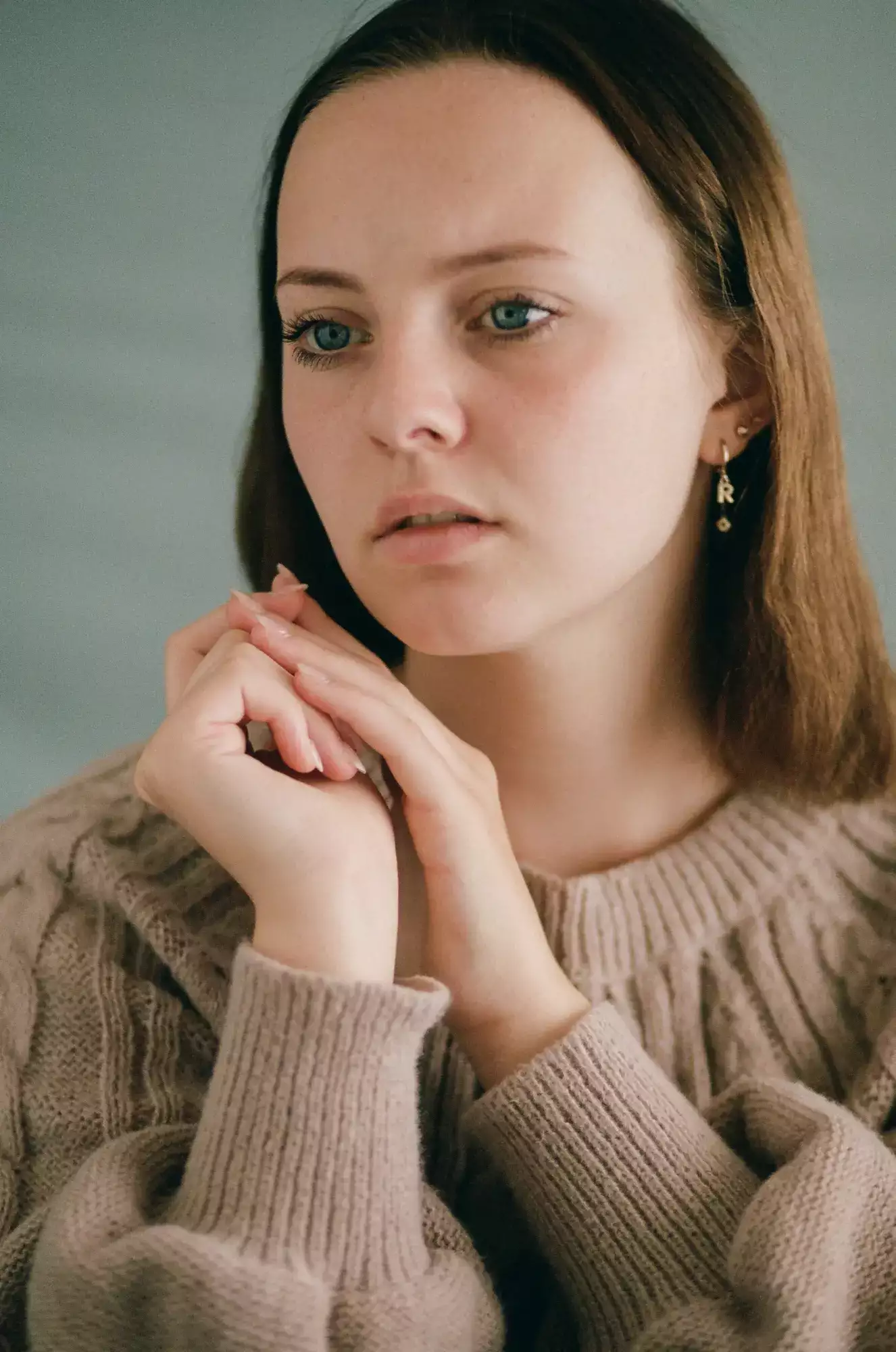 Portrait serré d'une actrice de cinéma, en lumière naturelle avec un appareil photo argentique.