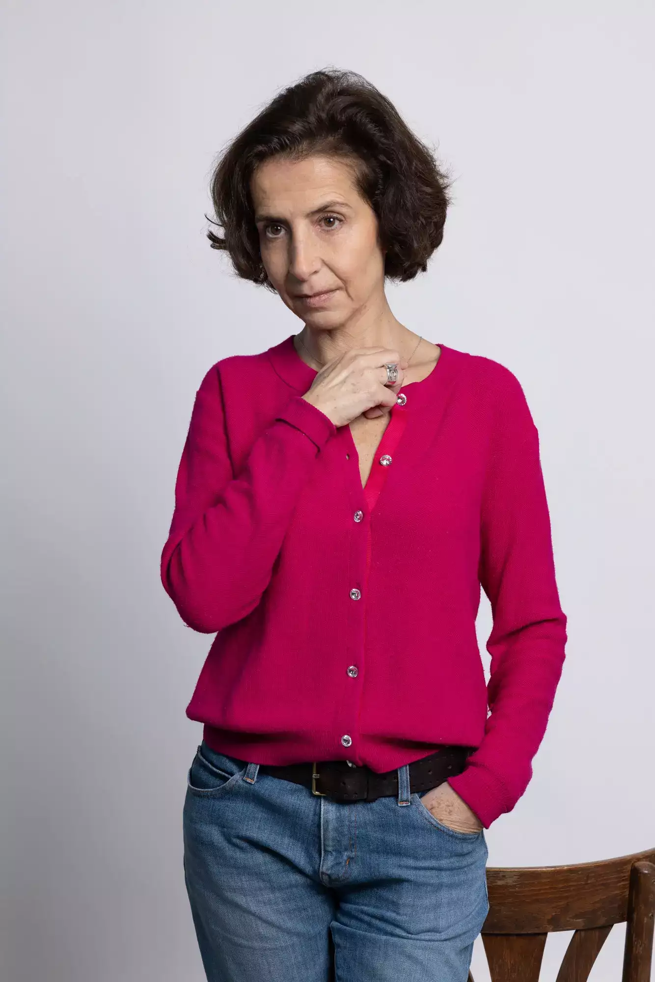 Portrait d'une femme, debout, au studio de Paris sur fond clair pour un book de comédien.