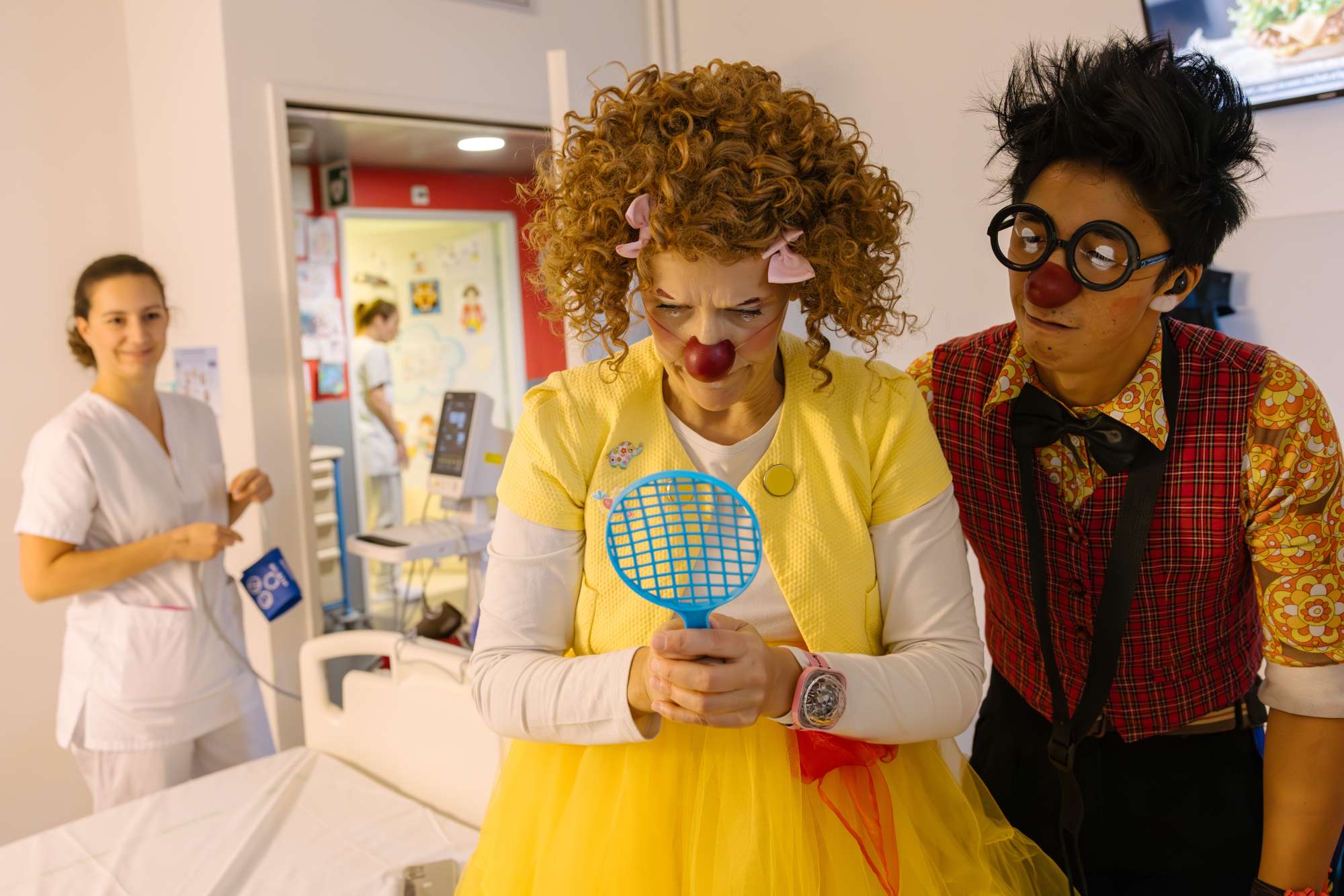 Clowns en intervention dans une chambre d'hôpital pédiatrique.