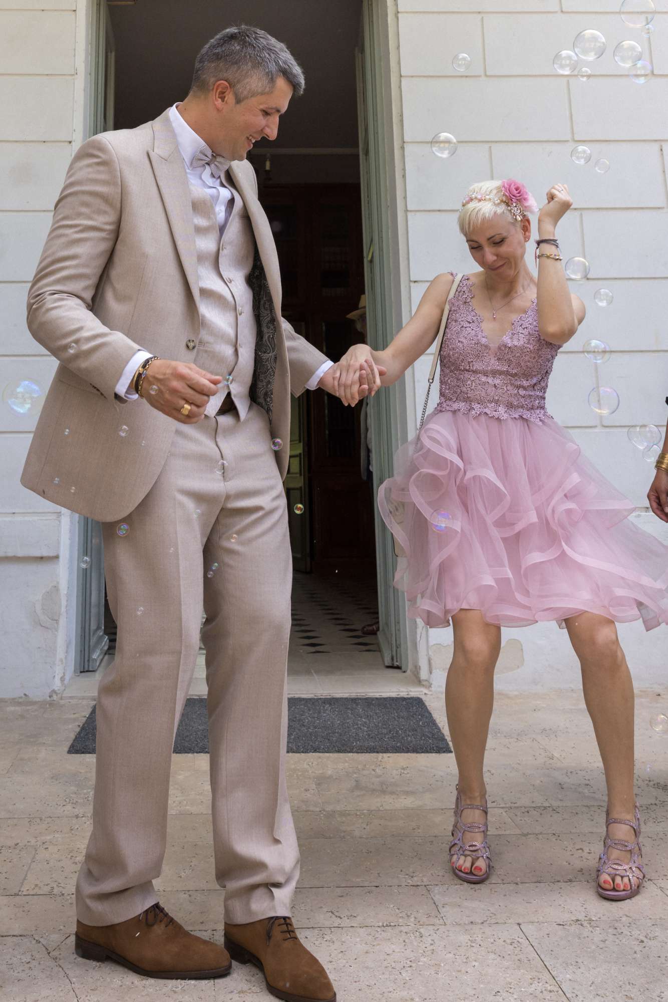 On sort de la mairie, on s'est dit oui, on célèbre l'instant par un jet de riz, de ballon ou un pas de danse!