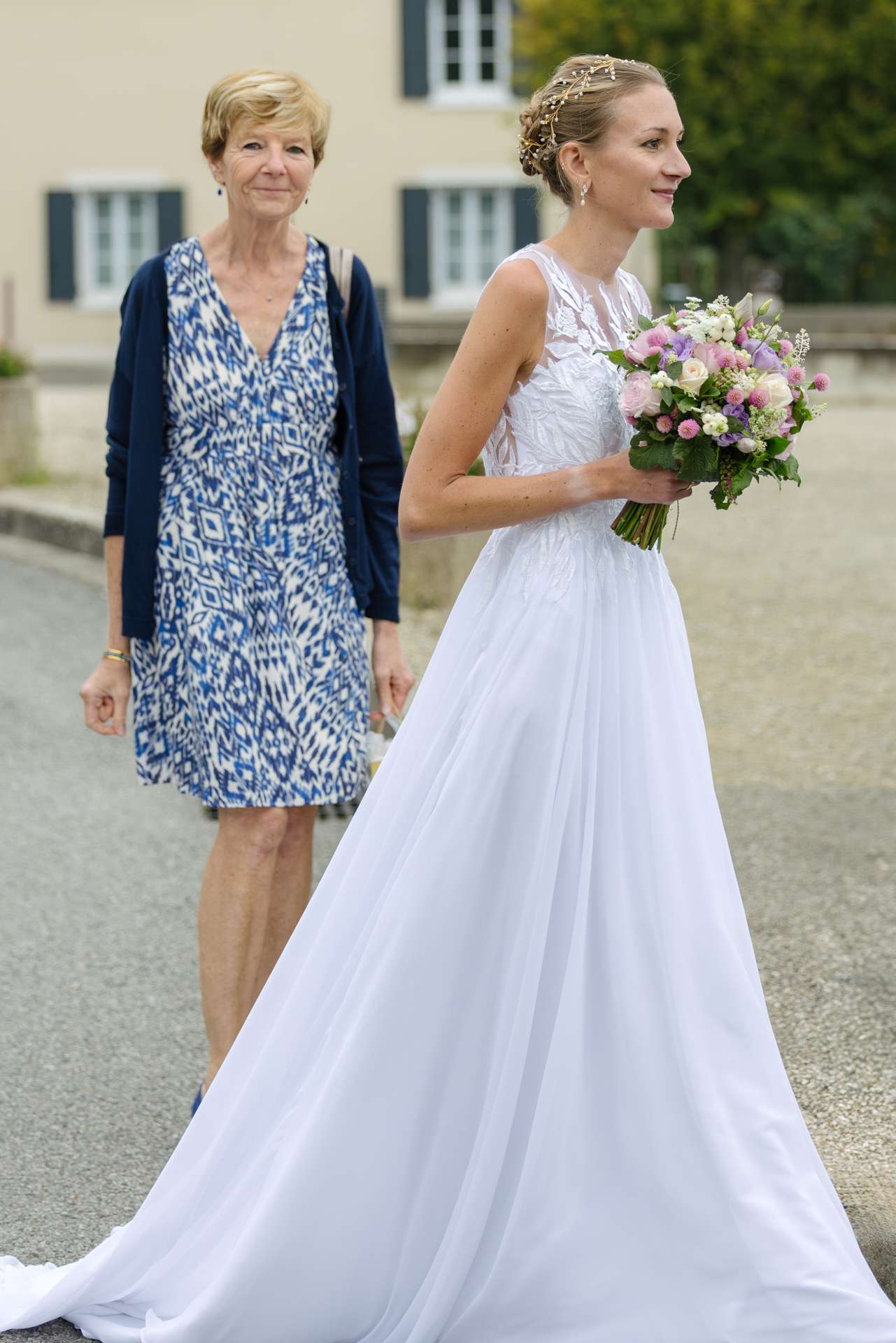 Mariée avec sa mère, quelques instants avant de passer devant le maire. Un moment riche en émotions.