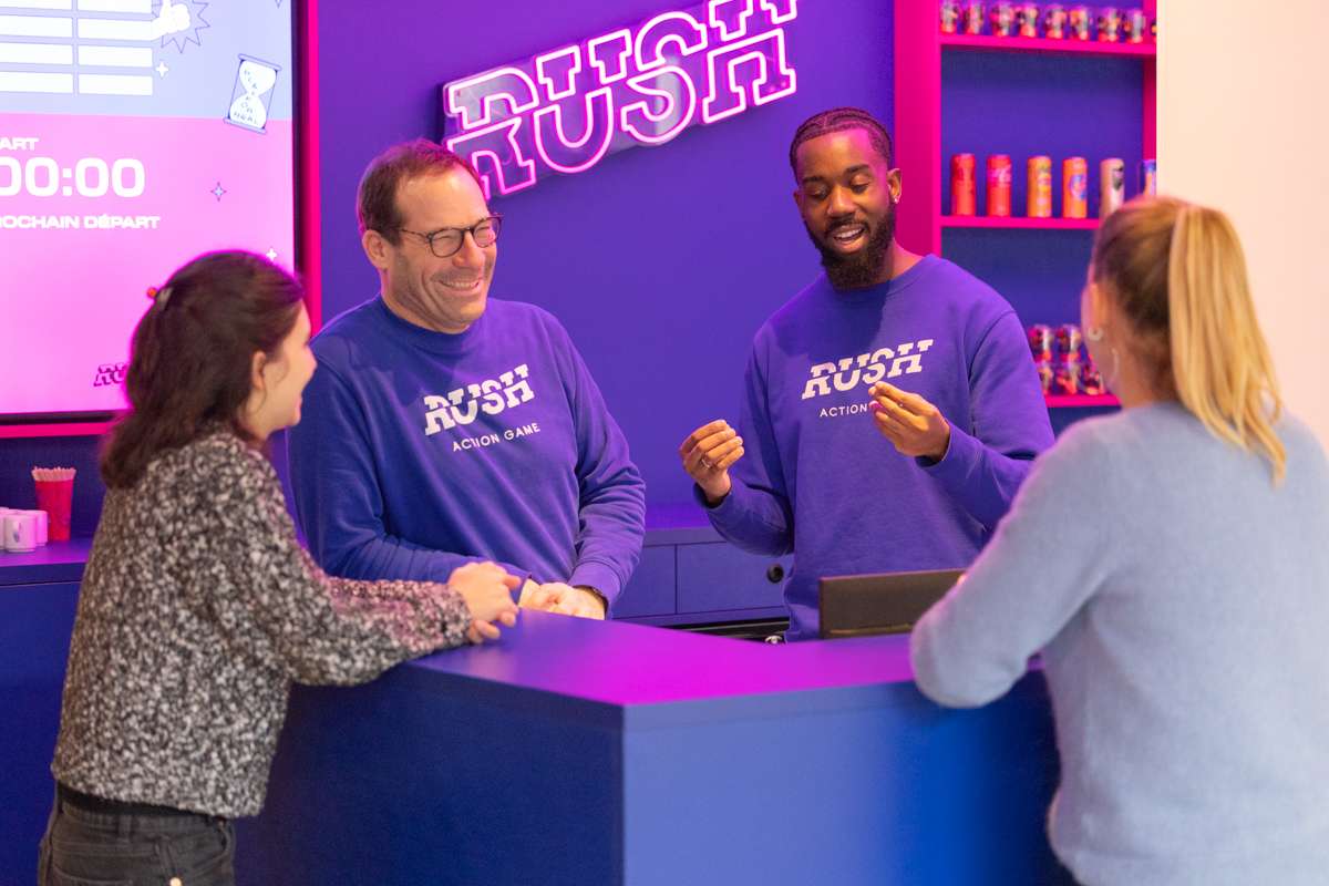 Accueil des participants à une session de jeu chez Rush Bastille