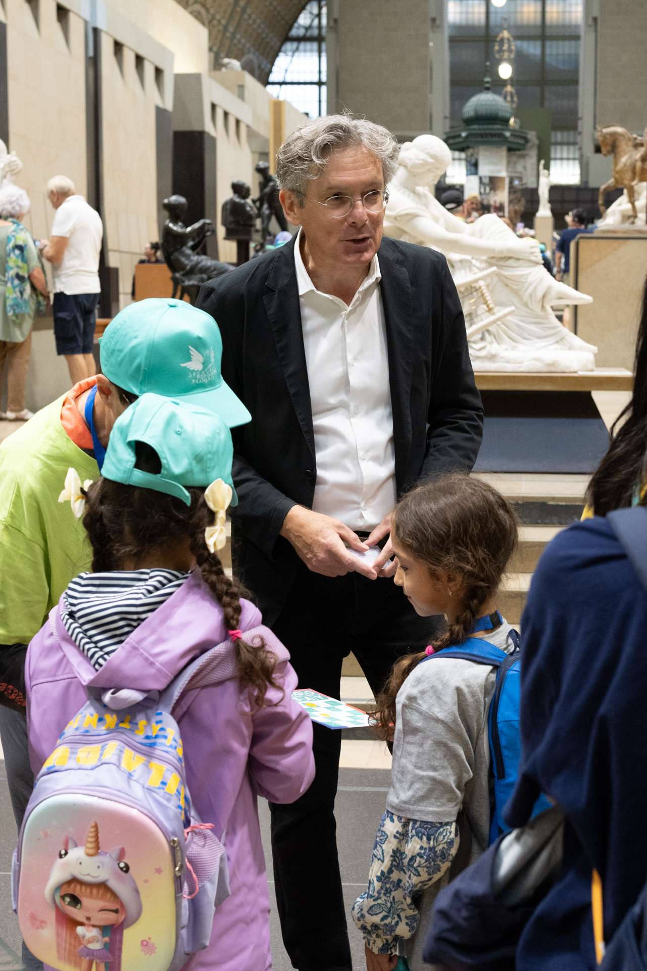 Photo de Antoine Ravet du directeur du musée d'Orsay lors de la journée Vacances de Ouf organisée par le secours Populaire.