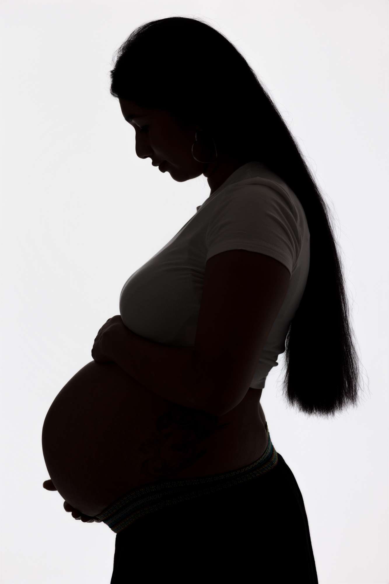 Un contre-jour qui souligne un moment de vie de quelques mois pour une nouvelle vie à naître.