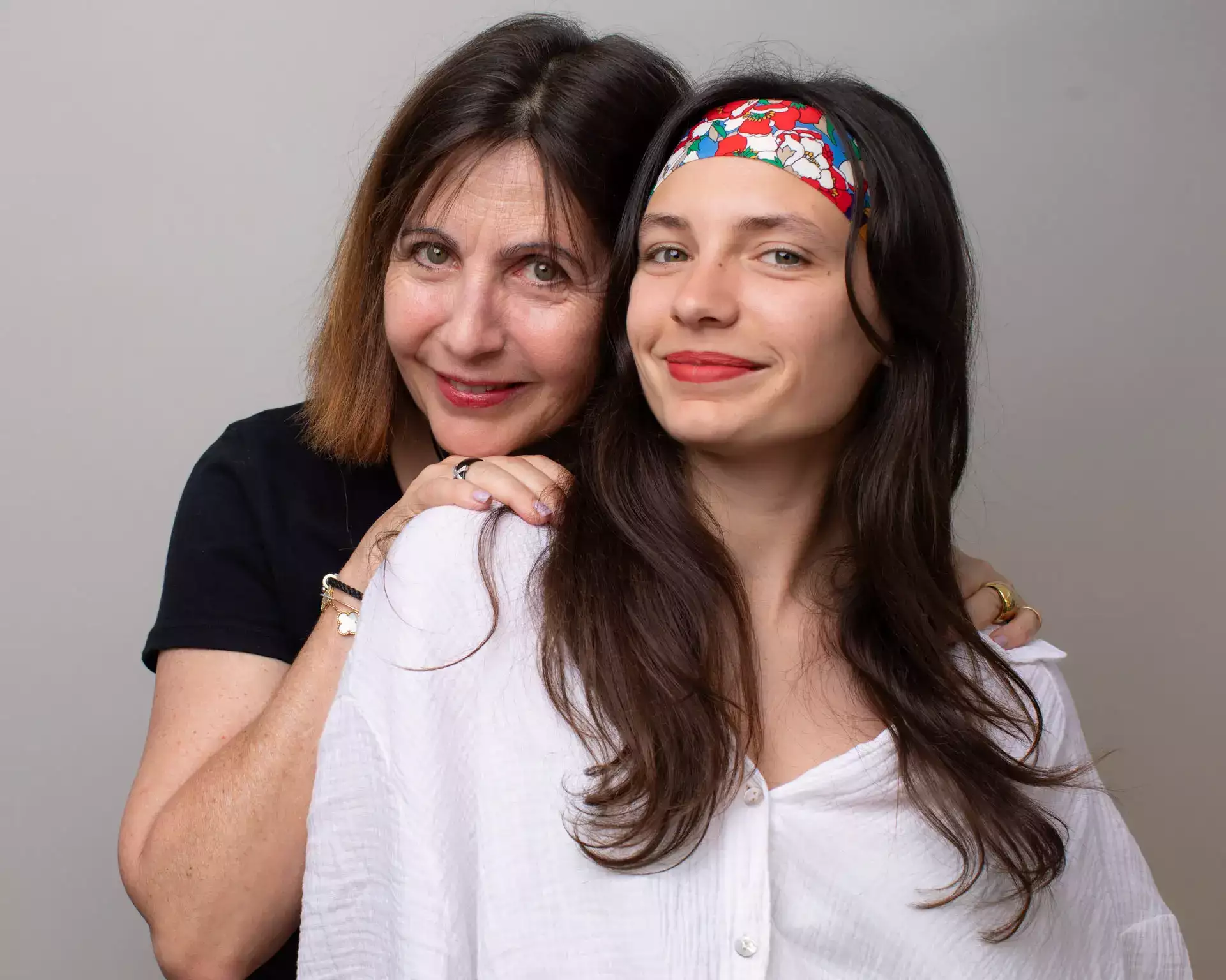 Une mère et sa fille qui vienne pour se réunir un moment.