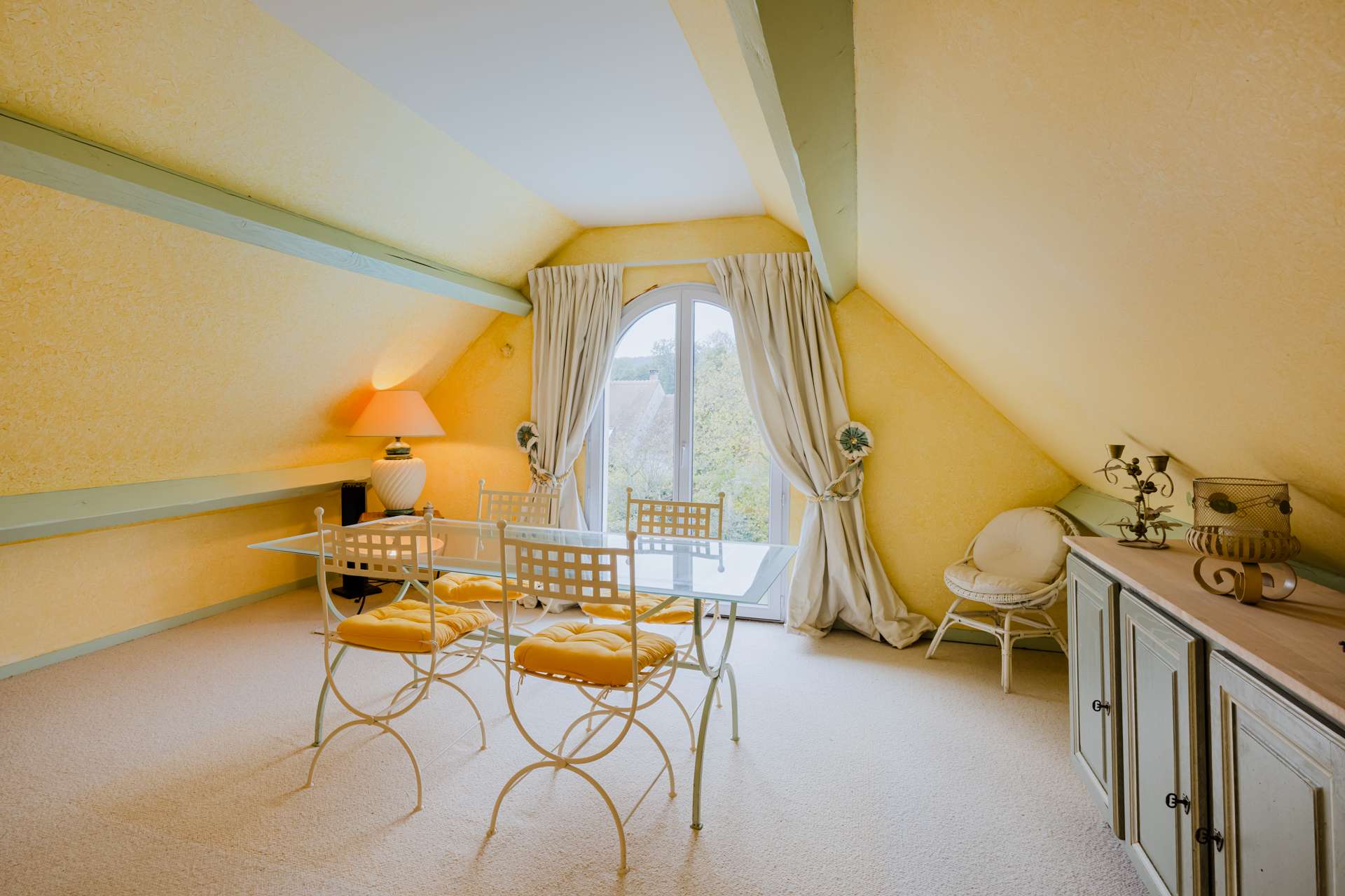 Photo immobilière de l'intérieur d'une maison à l'ultra grand-angle