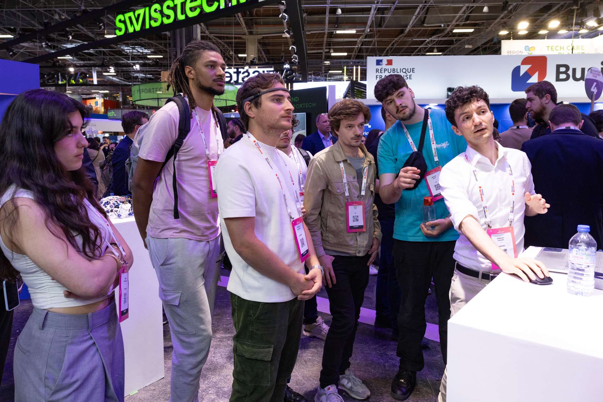 Personnes assistant à la démonstration d'un outil utilisant l'ECG comme mot de passe lors de Vivatech